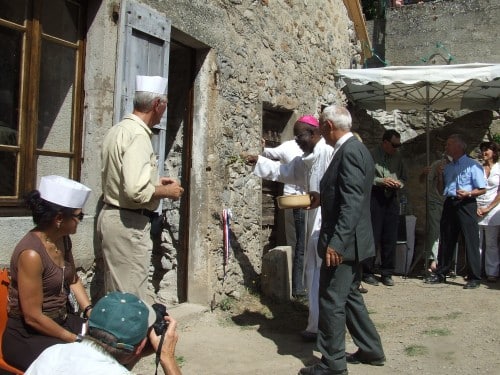 Monseigneur N'Dayen bénissant la Maison de Mélanie
